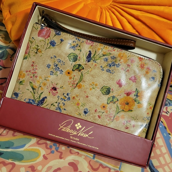 Patricia Nash Handbags - Patricia Nash Leather Floral Wristlet "Prairie" Pattern ~ NWT/NIB ~ Pretty!